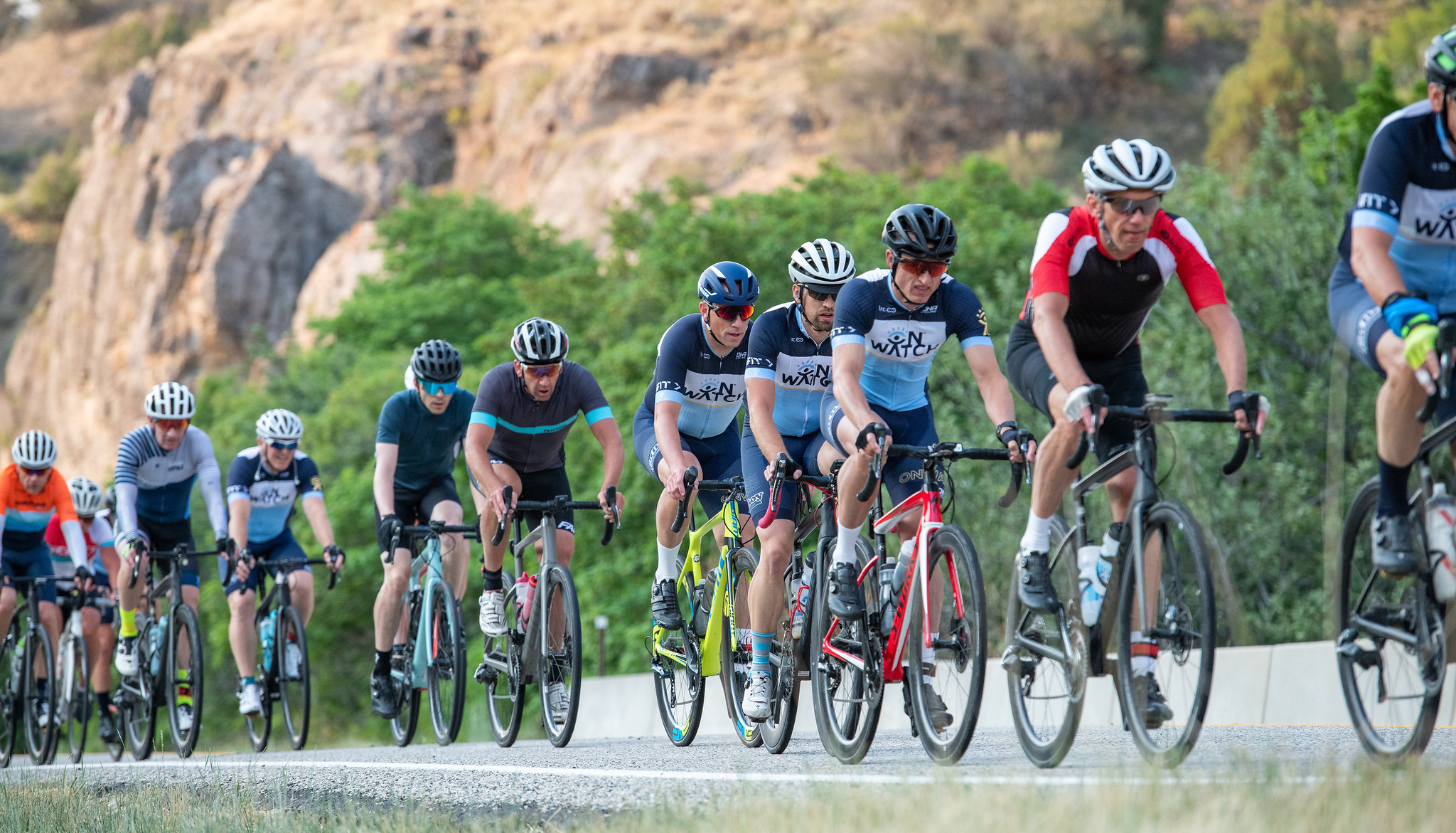 Ciclistas en curva